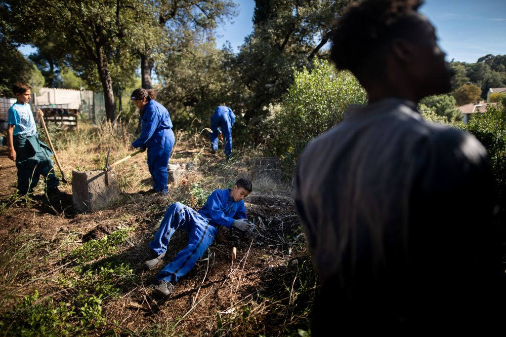 collégiens de Marseille défrichant un futur potager