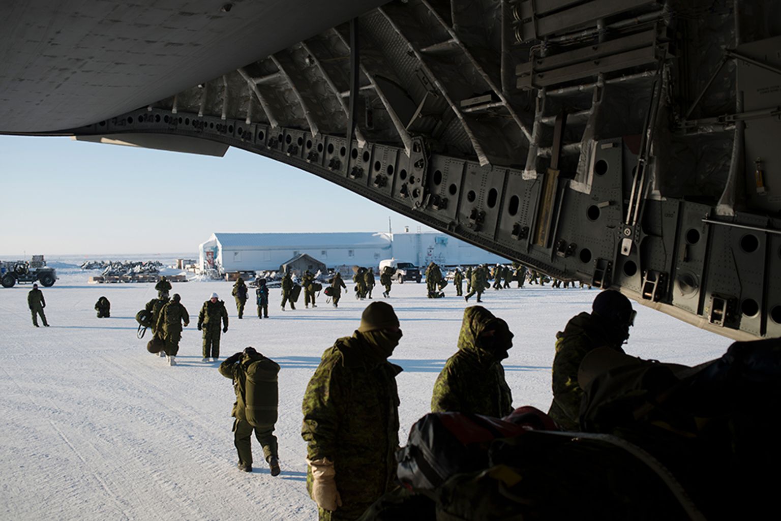 La base de Hall Beach, dans la région de Qikiqtaaluk, au Nunavut (Canada) a été fondée en 1957 pour accueillir un radar, puis un aéroport, tout près d’une communauté inuit de 650 habitants. Des soldats vont et viennent au gré des entraînements. « Keep moving » est l’ordre qu’on entend le plus. Ne pas bouger, c’est risquer la mort.
