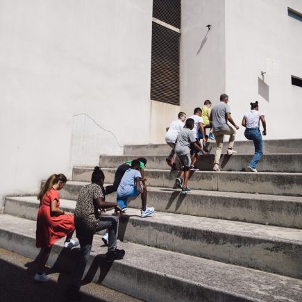 des collégiens et un prof franchissant des gradins escarpés