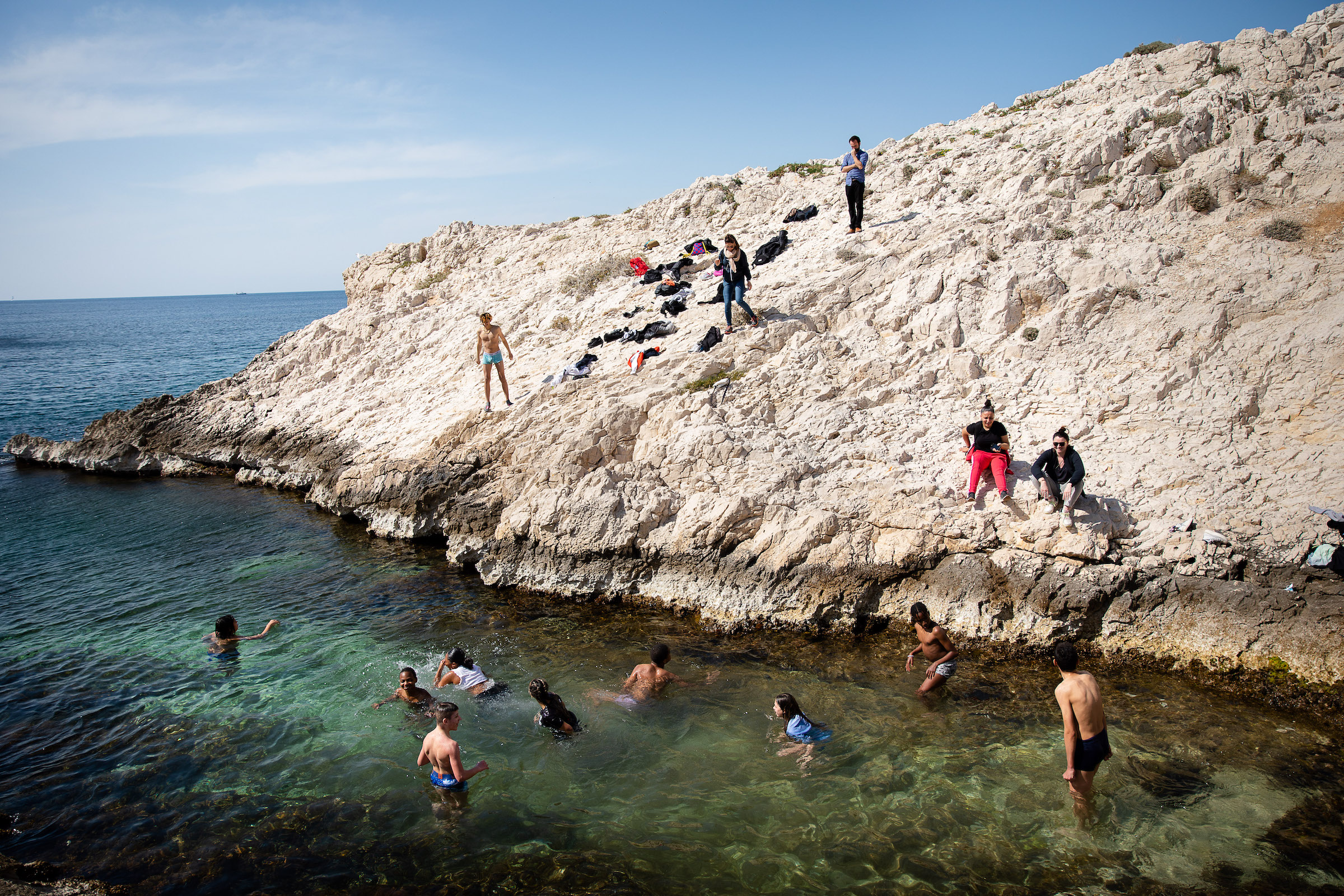 collégiens se baignant dans la mer au Frioul