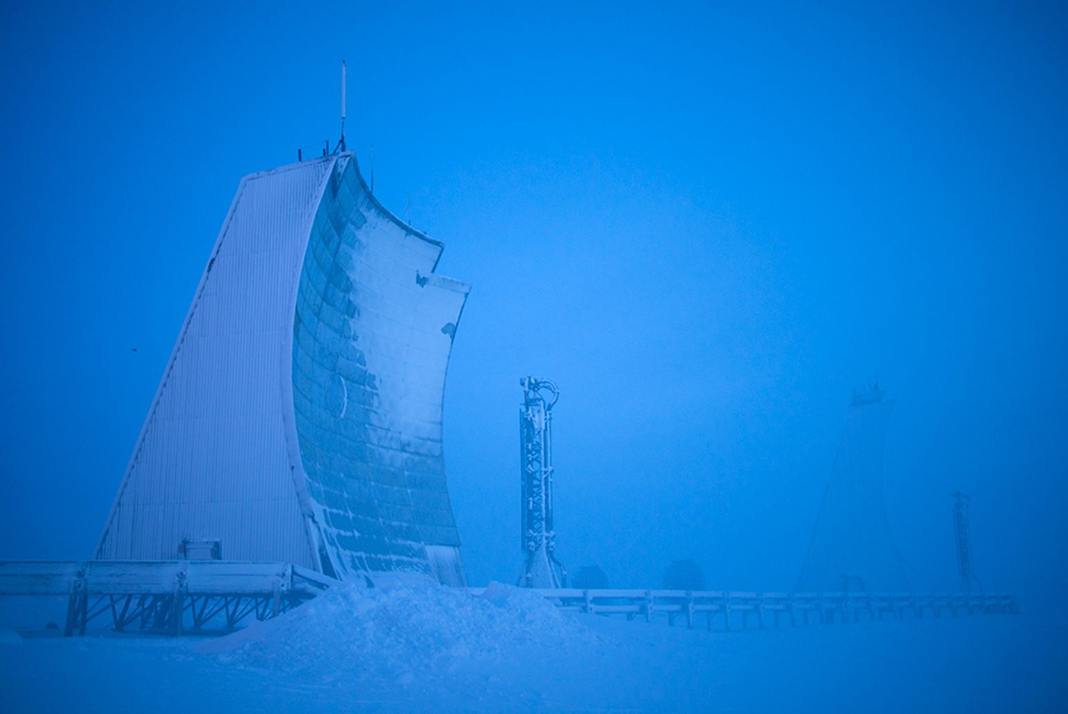 Un radar grandes ondes sort de la nuit à Hall Beach, au Nunavut (Canada). C’est l’une des cinquante stations inhabitées du Grand Nord américain qui surveillent l’espace aérien. Leur construction, commencée pendant la Guerre froide, en 1954, a réclamé 25 000 hommes, répartis sur 10 000 kilomètres carrés. Les stations les plus efficaces ont intégré trente ans plus tard le « système d’alerte du Nord », géré conjointement par les Canadiens et les Américains.