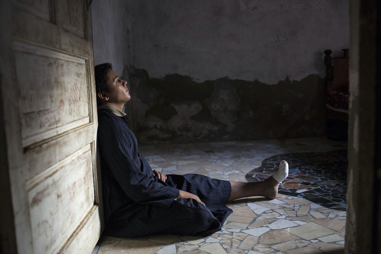 « Yassin, 14 ans, s’est entaillé le pied sur une scie circulaire. Il a eu de la chance, il aurait pu perdre sa jambe, ou pire. Son père est pressé de le renvoyer sur les chantiers. Selon le programme alimentaire mondial, 2,7 millions d’enfants égyptiens travaillent. Ils seraient aux alentours de cinq mille sur les carrières. » 