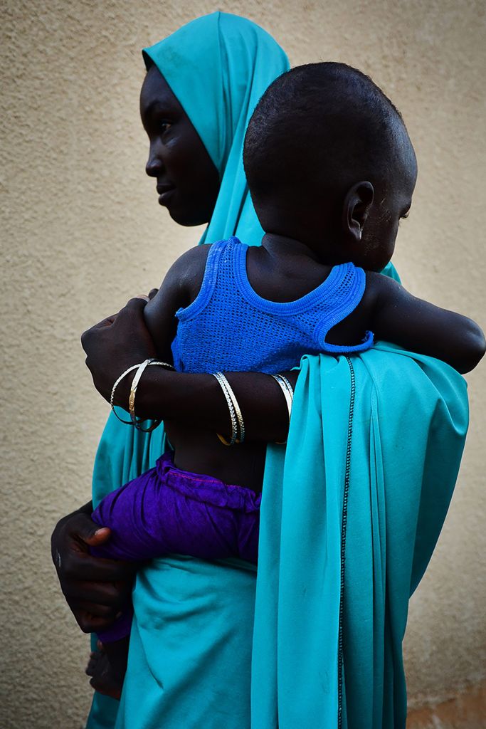 Boko Haram a mis la main sur des villages entiers, leurs hommes, leurs femmes et leurs enfants. « Les femmes du camp étaient devenues des êtres de l’intérieur, qui ne parlent plus. Elles avaient vécu des choses terribles : dans certaines zones, les hommes disposaient d’elles et de leur corps comme ils l’entendaient. Beaucoup d’hommes s’étaient ralliés à Boko Haram parce qu’on leur avait promis la dot et le mariage. » 