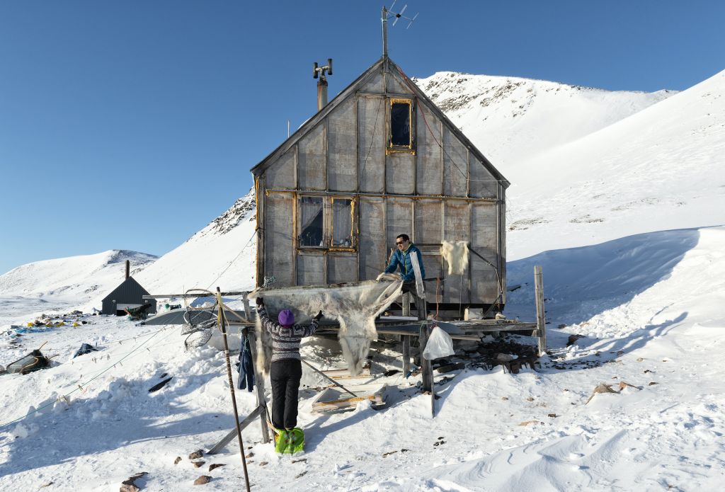 Sur les 800 personnes qui peuplent le nord-ouest du Groenland, 200 vivent dans trois villages isolés, dont Savissivik. Les maisons, faites de bois, sont modestes, avec souvent une seule chambre. Elles sont chauffées par des poêles à huile. 
