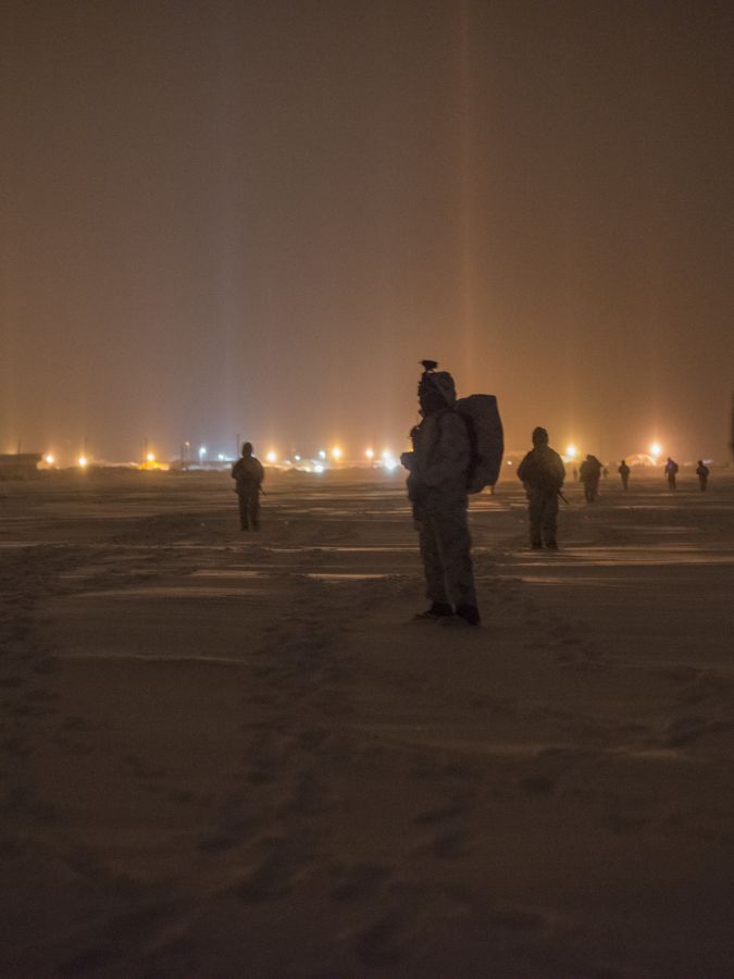 Des hommes la nuit sur la neige