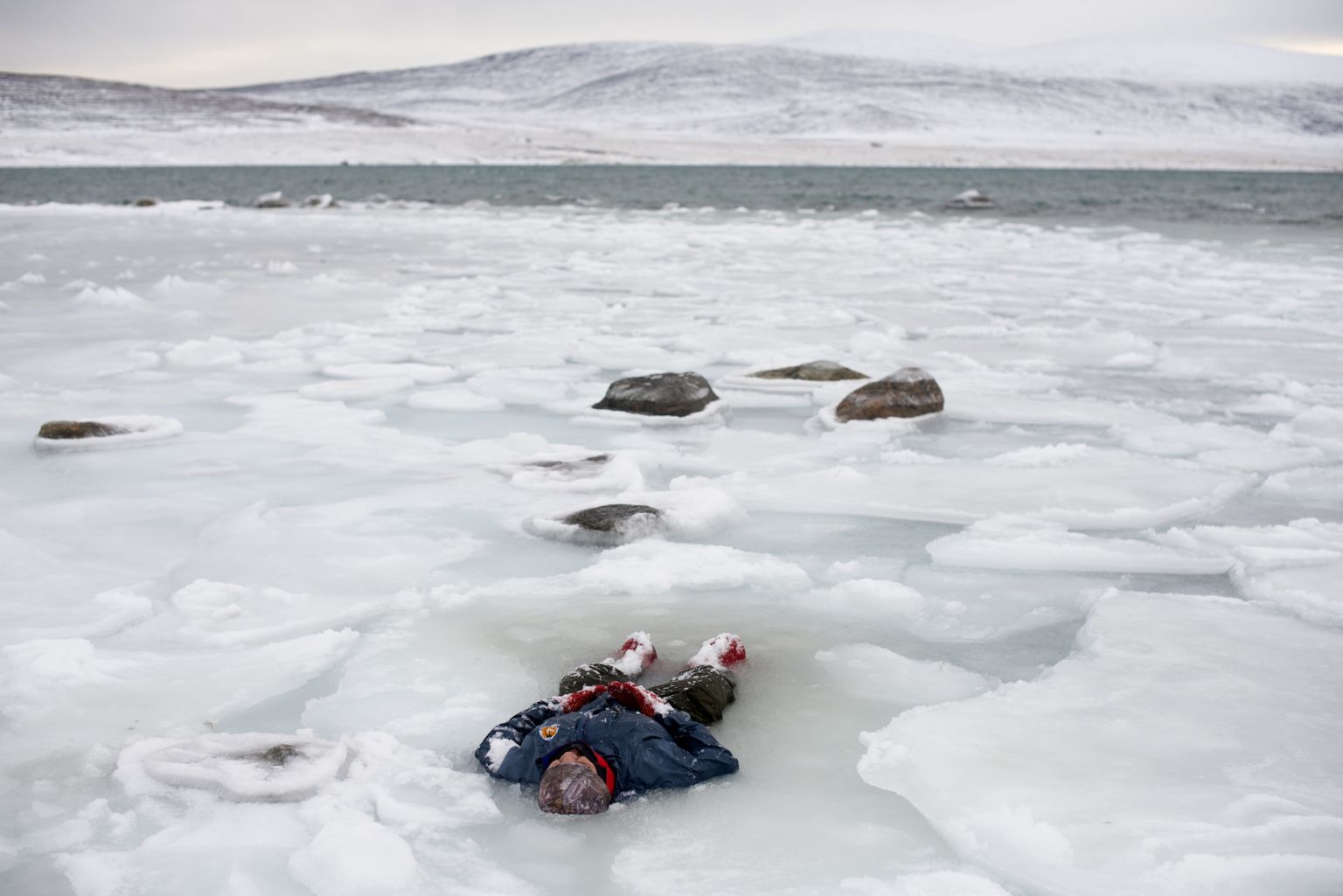 Des Inuits forment les soldats au sauvetage. Celui-ci s’allonge dans la neige et attend que ses camarades le sauvent de l’hypothermie. Un autre dit au photographe : « Nous, Inuits, on parle du changement climatique depuis longtemps. Maintenant le gouvernement se réveille, et nous demande de veiller sur l’Arctique. Bon, OK. On est de bons citoyens. » Puis il rigole : « J’aimerais juste qu’on soit de suffisamment bons citoyens pour mériter des lignes téléphoniques… »