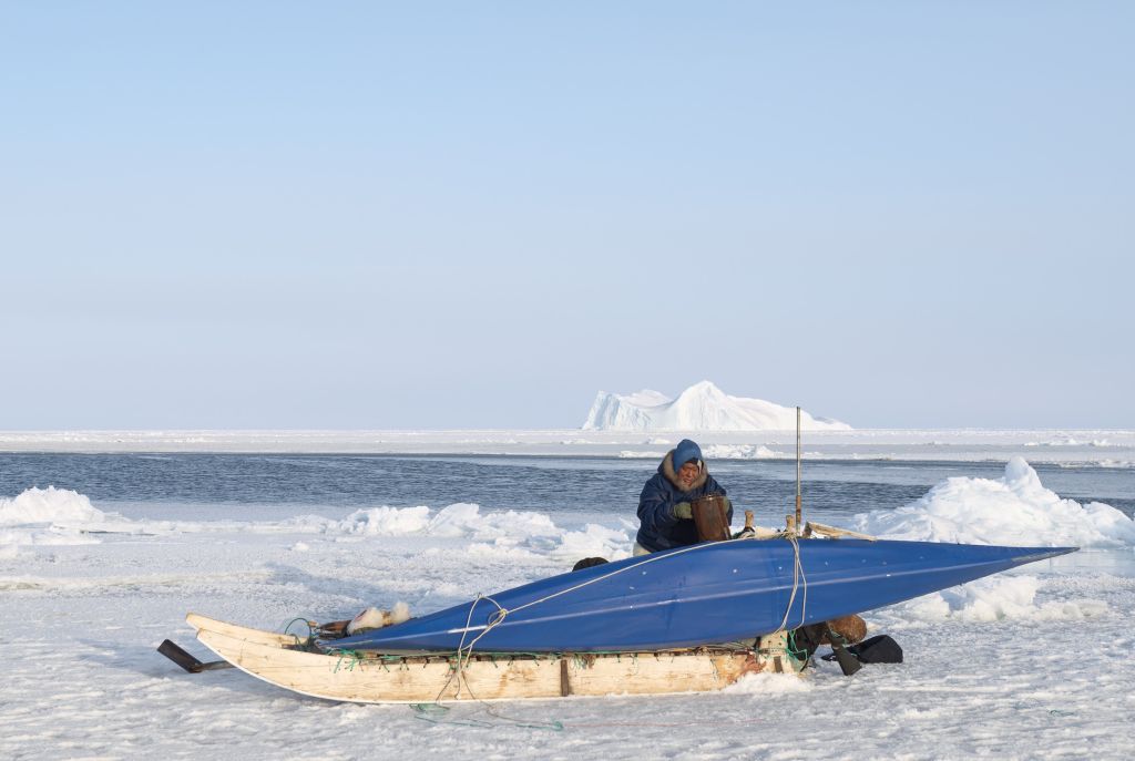 Les moyens mis en œuvre varient selon les types de proies traquées. Ainsi les narvals sont chassés à plusieurs kayaks de mer, au harpon. En hiver, les embarcations sont transportées sur les traîneaux jusqu’aux zones de chasse, en été sur les bateaux à moteur.  