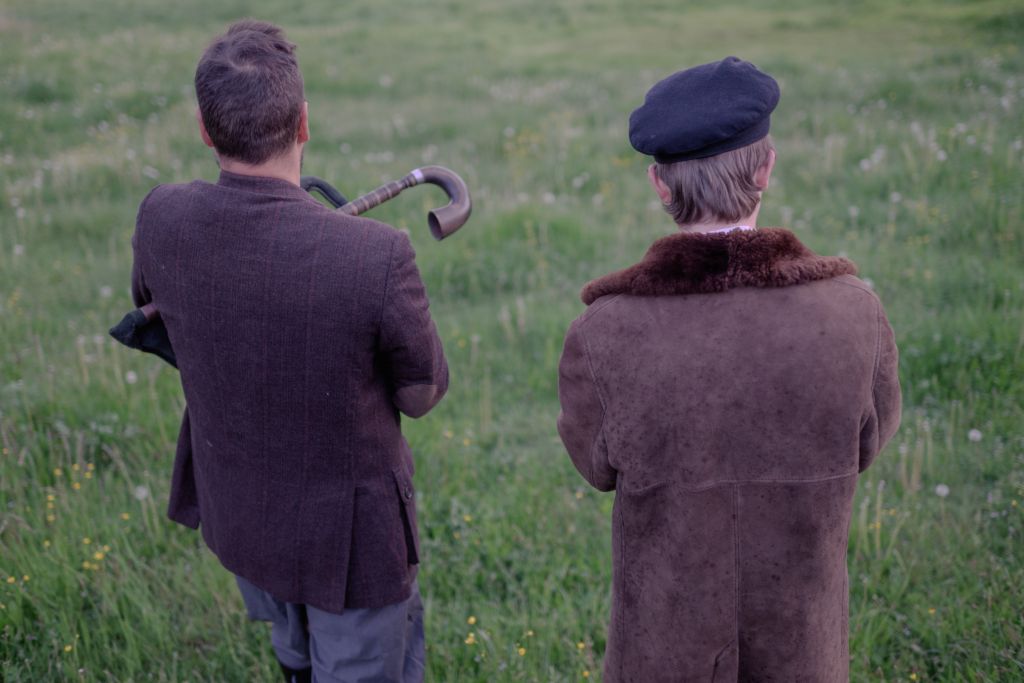 La « semaine radieuse » s’achève. Pour célébrer la fin des fêtes de la Pâques orthodoxe, des habitants se réunissent dans le village de Sycze, à l’initiative de Dorotheus. Mikolay, un des amis de son cadet Elias, est revenu spécialement de Varsovie. « Tandis que les convives mangeaient et buvaient autour d’une grande table, Mikolay a vu une cigogne. Il est parti dans le champ avec sa cornemuse et a joué pour cet oiseau que le folklore considère comme un lien entre la terre et les cieux. Elias l’a rejoint et a frappé en rythme dans ses mains », se souvient le photographe. La famille de Dorotheus a fait de la musique un outil au service de la préservation des langues et dialectes de Podlasie : elle a fondé un collectif de musiciens qui enregistre des disques de chants traditionnels et intervient dans les écoles depuis vingt ans.