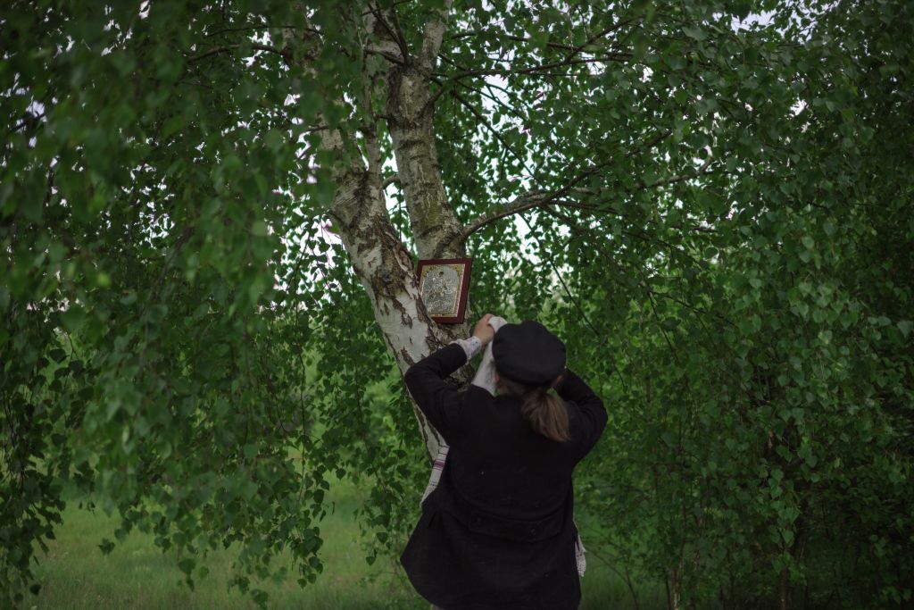 Dorotheus accroche au tronc d’un bouleau une icône et une toile brodée, pour qu’elles surplombent la tablée des célébrations de la Saint-Georges. « Il s’agit d’une tradition dans les maisons au Bélarus. Ma grand-mère, par exemple, allumait des bougies et priait face à ses icônes ornées de tissus, au lieu d’aller à l’église. Mais en Pologne ce n’est pas courant, la Podlasie fait figure d’exception. » La religion orthodoxe n’est pratiquée que par 1 % de la population polonaise, à grande majorité catholique. Au Bélarus, en revanche, les orthodoxes constituent la majorité des chrétiens.