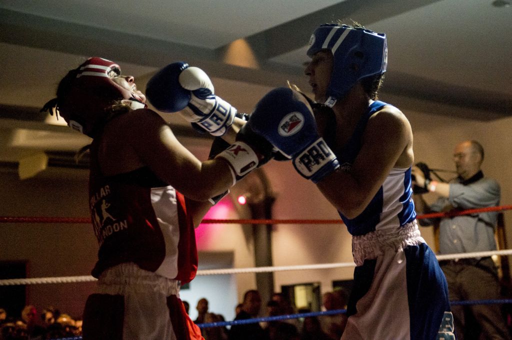 « Rappelez-vous que la vie commence à la limite de votre zone de confort ! » Emily s’est-elle souvenue du mantra de White Collar Boxing London, alors qu’elle a rapidement été malmenée durant son combat ? Dès le premier round, sous la pluie de coups, la novice s’est mise à saigner du nez, relate un article écrit ce soir-là pour le Sunday Times. « Emily ! Emily ! » Ses supporters ont eu beau rameuter une partie de la salle, c’est la main de son adversaire qui a été levée par l’arbitre à l’issue du troisième round. « Emily est restée debout, mais elle était clairement moins forte. Elle a quitté la salle en larmes. Elle était effondrée », se rappelle le photographe.