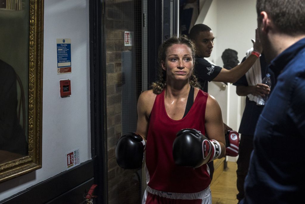 Emily Williams s’apprête à entrer dans la salle où ses proches sont venus l’encourager. Ses gants sont plus gros et moins durs que ceux utilisés dans les combats professionnels. De même, le match se fera en trois rounds de deux minutes, à la différence des rencontres professionnelles féminines qui, elles, peuvent comporter jusqu’à dix rounds. « Ce soir-là, onze duos sont montés sur le ring. N’étant absolument pas boxeur moi-même, j’ai été touché par la détermination d’Emily », se remémore Andrew Testa, plutôt habitué à couvrir les zones de guerre.