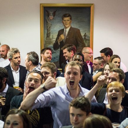 Les supporteurs donnent de la voix, devant un portrait de John Fitzgerald Kennedy. C&rsquo;est aux &Eacute;tats-Unis que le noble art s&rsquo;est taill&eacute; une place parmi les &eacute;lites. &laquo;&nbsp;En 1988, un avocat et un universitaire se sont affront&eacute;s sur le ring de la mythique salle de boxe Gleason&rsquo;s Gym &agrave; Brooklyn, lieu jusqu&rsquo;alors r&eacute;serv&eacute; aux classes populaires. Ce genre d&rsquo;&eacute;v&eacute;nements a &eacute;t&eacute; import&eacute; &agrave; Londres au d&eacute;but des ann&eacute;es 2000 et, depuis, il n&rsquo;a cess&eacute; d&rsquo;y cro&icirc;tre en popularit&eacute;&nbsp;&raquo;, relate Andrew Testa. Des entreprises sp&eacute;cialis&eacute;es ont vu le jour &ndash; comme White Collar Boxing London en 2009, qui se revendique &laquo;&nbsp;la plus grosse du march&eacute;&nbsp;&raquo; et affiche plus de 3000 combats au compteur. &laquo;&nbsp;La boxe en col blanc est devenu un ph&eacute;nom&egrave;ne parmi les cadres d&rsquo;autres grandes places financi&egrave;res, comme Hong Kong ou Shanghai.&nbsp;&raquo;