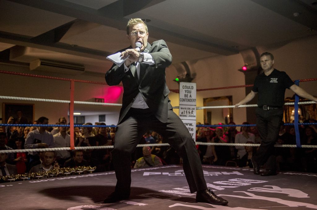 Les galas de white-collar boxing reprennent tous les codes de l’univers de la boxe professionnelle. « Une sorte de Monsieur Loyal présente les boxeurs, en annonçant avec emphase leur poids et leur nom sur fond de musique très forte. L’atmosphère, en revanche, est différente. Les gens soutiennent leur proche, mais une fois les six minutes de combat passées, ils laissent la place aux supporters des concurrents suivants. Ils retournent à leur bière, à leur groupe d’amis, et discutent business au fond de la salle », décrit Andrew Testa.