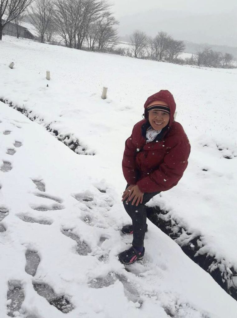 Voici le Japon. Ce matin-là, je me suis levé avec mes amis et il neigeait. Nous avons tous crié de joie et couru dehors. À Taïwan, il est difficile de voir la neige. La première fois que je l'ai vue, j'étais en Italie. Je me souviens d'avoir marché avec la peur de glisser, mais je n'ai pas vu la neige.