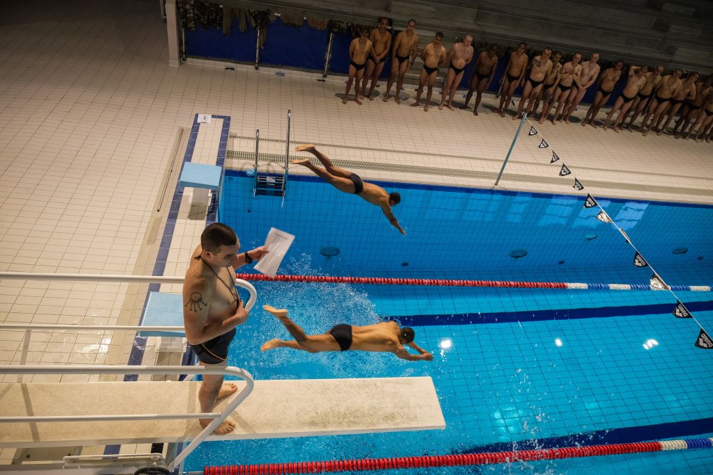 Cette section d’engagés volontaires effectue son premier entraînement dans la piscine du centre d’instruction du 4e Régiment étranger à Castelnaudary, dans l’Aude. Pendant près de quatre mois, une cinquantaine d’aspirants légionnaires vont y être formés à la dure dans le but de coiffer le képi blanc. « Ils ont quitté leur pays et leur famille. Ils ont voyagé à leurs frais – certains ont traversé la moitié de la planète –, afin d’intégrer cette unité́ de l’armée française qui recrute et forme près de 90 % d’étrangers », raconte Fred Marie qui a suivi le groupe pendant ses classes. Selon les derniers chiffres fournis par la Légion, en 2018, ses rangs sont composés d’un peu plus de 9000 hommes – l’unité est interdite aux femmes –, originaires de plus de 140 pays. On dénombre « 34% d’Occidentaux, 28% de Slaves, 13% d’Asiatiques, 12% d’Africains et 13% de Latino-Américains ». « Beaucoup ne comprennent pas un mot de français à leur arrivée, raconte le photographe toulousain. Ils répondent : “Oui, Sergent !” à tout, même quand on leur demande s’ils savent nager et que ce n’est pas le cas. Ce jour-là, l’instructeur russe a dû repêcher deux d’entre eux pour cette raison. »