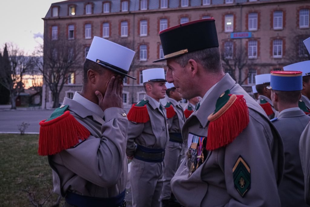 Les légionnaires suivis par Fred Marie reçoivent leur képi blanc dans l’enceinte du lycée militaire d’Aix-en-Provence. « Durant la cérémonie, ils récitent d’une seule voix le code de l’honneur du légionnaire et coiffent leur képi comme un seul homme. C’est un moment très émouvant. Au moment où j’ai pris la photo, le sergent réserviste dit à ce jeune Colombien qu’il a formé pendant quatre semaines : “Arrête ou tu vas me faire pleurer aussi.” » L’âge moyen des légionnaires est de 23 ans. « C’est une formation très dure, tout s’y fait au pas de course, les ordres et le stress sont permanents. Mais les aspirants sont nourris, logés, blanchis et payés au smic pendant leur formation. La Légion leur offre une vie d’aventures durant les cinq années que dure l’engagement minimum, ainsi qu’une seconde famille. »