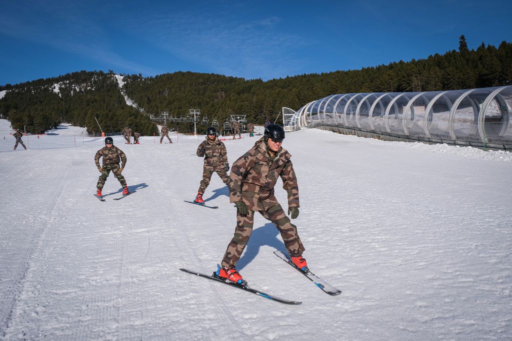 Après l’obtention de leur képi, les légionnaires bénéficient d’une semaine de repos. La Légion possède de nombreuses installations, notamment un chalet à Formiguères, dans les Pyrénées. « Ils se détendent, apprennent à skier, et y retrouvent leur famille. Ils baragouinent encore le français, mais ils parviennent désormais à converser entre eux. Certains n’avaient jamais vu de neige de leur vie. Une fois leurs classes finies, ils pourront utiliser le chalet sur un fonctionnement similaire aux centres de vacances proposés par les comités d’entreprise. »