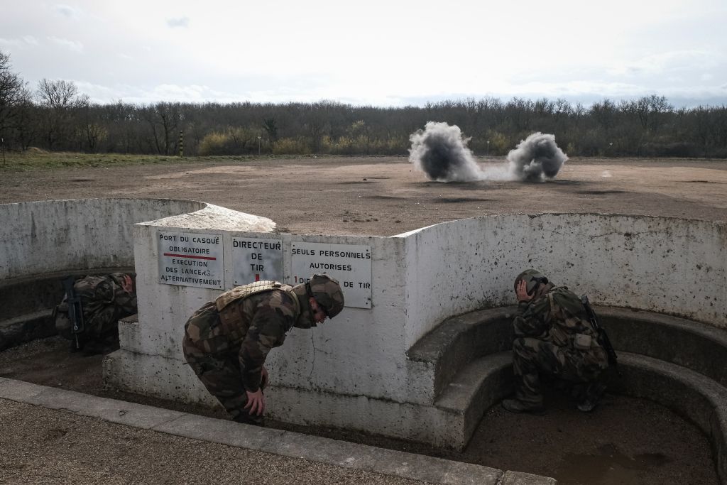 Après leur semaine de détente, les légionnaires entament la partie plus technique de leur instruction : le maniement des armes qui inclut le lancer de grenades, comme sur cette image. « Ils sont ensuite ventilés vers des régiments de spécialités. Selon leurs envies et les résultats obtenus, ils partiront chez les parachutistes en Corse, dans la Cavalerie près de Marseille, l’infanterie à Nîmes, chez les démineurs dans le Larzac… Et selon l’actualité ou le planning de déploiement des régiments, ils seront envoyés en mission. Durant leur premier engagement de cinq ans, ils ne peuvent presque jamais s’habiller en civil. Ils doivent obtenir une autorisation pour se marier, acheter un véhicule à moteur ou quitter le pays lors de leurs 45 jours annuels de permission », explique le photographe. Au terme de ces cinq ans, le légionnaire étranger peut demander la nationalité française qui – selon le site de recrutement – lui « est généralement accordée, sous réserve d'avoir une bonne manière de servir et d'avoir prouvé sa volonté d'intégration à la Nation. » Il peut aussi l’obtenir plus tôt « par le sang versé au combat ».