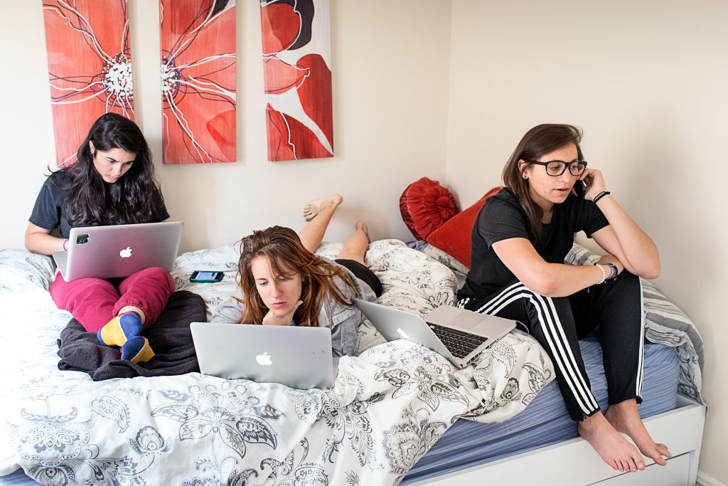 Sandy Frank, Mackenzie Hughes et Danielle Gaglioti viennent de New York. Elles passent l’été 2014 à San Francisco où elles espèrent lancer Akimbo, une application pour connecter des « entreprises géniales à des gens canon issus des minorités ». Elles ont participé à un « accélérateur de startups », un programme qui finance et accompagne la création de projets. Dans la chambre qu’elles partagent, elles passent le plus clair de leur temps à travailler sur le lit. Pour les réunions et les rendez-vous, elles louent un bureau de temps à autre dans un espace de coworking. « Contrairement à ce qu’on pourrait imaginer, les startupeurs de la Silicon Valley ne sont pas riches. Ils partent souvent de rien, et doivent dégoter des fonds. Quand Jan Koum, le fondateur de WhatsApp, a vendu son entreprise à Facebook pour 19 milliards de dollars en 2014, il a tenu à signer le contrat dans l’immeuble où sa mère venait chercher ses prestations sociales », sourit Laura Morton.