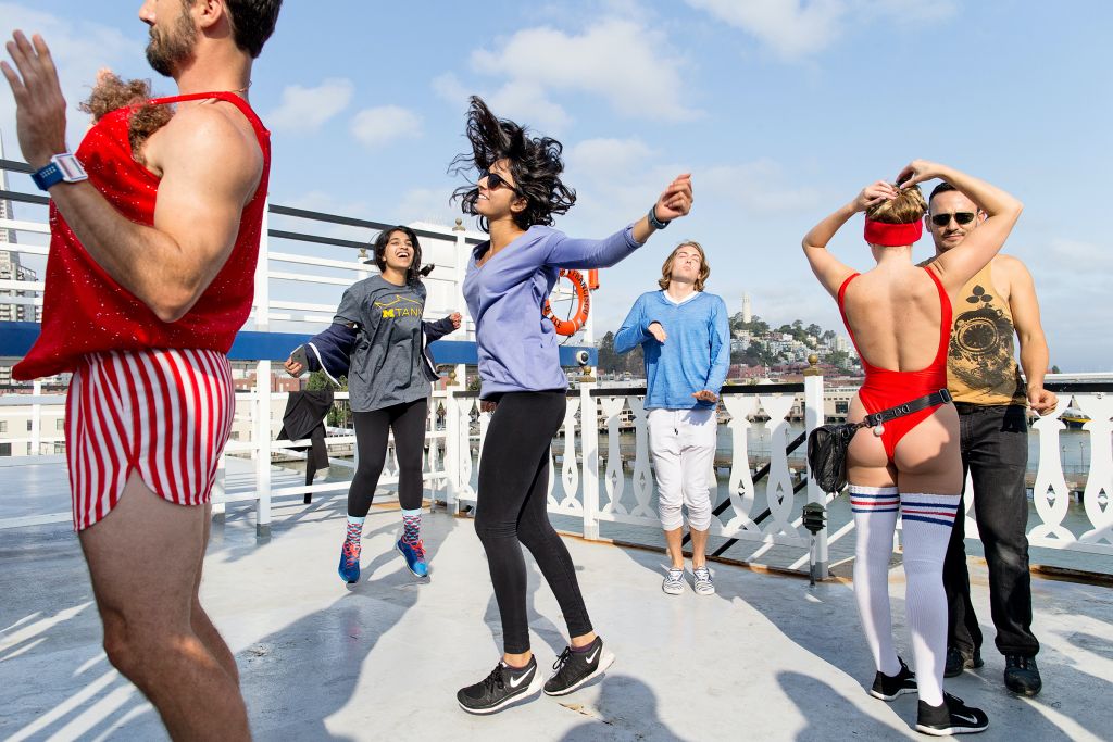 Il est 7 heures du matin. On pourrait croire que Samidha Visai (au centre de l’image) est l’une des dernières danseuses d’une fête tandis que le jour se lève sur la baie de San Francisco. L’étudiante – venue de son Michigan natal pour un stage – participe en réalité à un day-breaker, une fête sans alcool ni drogue pour « commencer la journée ». Durant l’été, à San Francisco, il y a en tous les jours. « Samidha et son amie Anushree s’éclataient depuis plus d’une heure. Quelques minutes plus tard, elles ont pris le chemin du bureau », précise Laura Morton qui, comme elles, a grandi « dans une ville ennuyeuse de banlieue américaine. À San Francisco, vous pouvez être qui vous voulez, vous habiller comme vous voulez, faire ce que vous voulez. Tout le monde s’en fiche.»