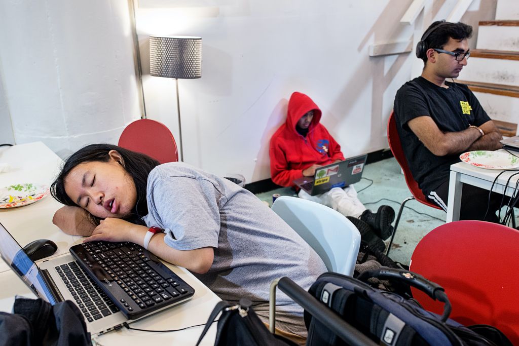 Il est 2h33 du matin. Cette jeune femme s’est endormie sur son clavier pendant un « hackathon », un événement durant lequel des groupes de développeurs volontaires se réunissent afin de travailler de manière collaborative. Certains sont gigantesques et durent plusieurs jours. Celui-ci, « plutôt petit », a été organisé par une entreprise du secteur. « Les boîtes accueillent des hackathons dans leurs locaux pour repérer des talents. Pendant les trente-sept heures que celui-ci a duré, la plupart des participants n’ont pas quitté les lieux. Certains ont fait des petites siestes, là où ils le pouvaient », se souvient Laura Morton.