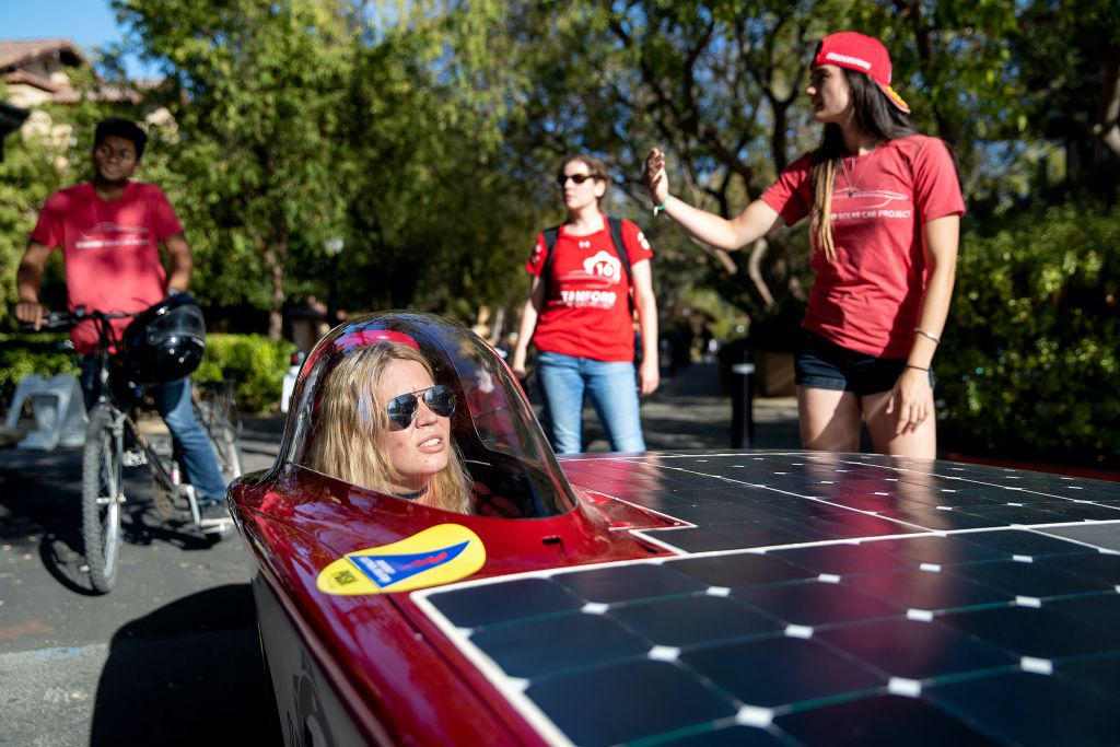 Lors d’une démonstration fin 2018, Maggie, une étudiante ingénieure à Stanford, conduit le véhicule équipé de panneaux solaires qu’elle a élaboré pendant deux ans avec ses camarades de promotion dans le cadre du World Solar Car Project – une compétition à laquelle participent des universités du monde entier. Stanford a un impact considérable sur le développement des nouvelles technologies. Ses étudiants sont guettés par les entreprises du secteur, et nombre d’eux lancent leur société avant même d’avoir fini leurs cursus. « J’ai aimé le fait qu’une femme ait été choisie pour diriger le projet. Il y a un problème de diversité dans la Silicon Valley : la plupart des personnes qui y travaillent des hommes jeunes et Blancs. Toutefois, les choses changent. En 2014, il m’arrivait d’entrer dans un hackathon et d’être la seule femme. Ce n’est plus le cas. »