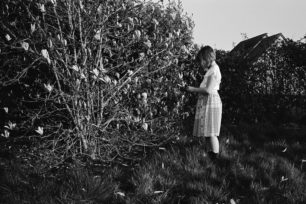 La plus jeune fille du capitaine du Petite Maylis, Mayline, l’attend dans le jardin de leur maison un vendredi soir. Fourbu après plusieurs jours en mer, Jean-Philippe regagnera bientôt la douceur de son foyer dans la campagne de Honfleur. Son retour est en soi une heureuse nouvelle : après tout, son propre père, pêcheur avant lui, est mort en mer. Fidèle à la tradition, c’est d’après le prénom de sa fille aînée, Maylis, que Jean-Philippe a baptisé son bateau. En 2023, sa destruction dans un incendie a failli conduire l’armateur à changer de travail. « La mer m’a pris mon père. Je ne peux pas la quitter », a-t-il confié à Ciro Battiloro. Une phrase dont le photographe se souviendra longtemps.