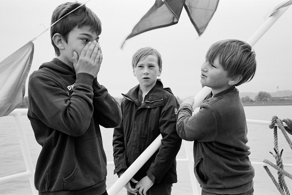 Chaque année depuis 1861, le week-end de la Pentecôte, tous les pêcheurs prennent la mer, accompagnés de leurs familles. Dans l’estuaire, face à Honfleur, ils jettent des fleurs en hommage aux personnes mortes en mer. « Parmi les pêcheurs que j’ai rencontrés, relate le photographe qui a pu les suivre ce jour-là, beaucoup ont au moins un proche qui a perdu la vie ». De retour à Honfleur, ils font la fête et les parents boivent de concert.