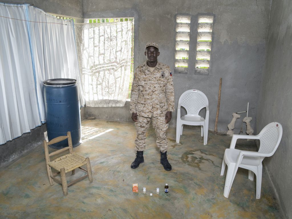 L’intégralité de la boîte à pharmacie de Jean Toussaint, un policier haïtien de 28 ans, prend peu de place. Elle se compose de paracétamol et de sirop pour la toux. « Il achète les pilules qu’il lui faut une par une dans la rue, en se référant aux couleurs », explique Gabriele Galimberti. « Mais bien souvent les pilules ne contiennent aucun principe actif susceptible de soigner l’affection dont il souffre. Ce sont des contrefaçons, ou bien elles soignent autre chose. » Depuis l’hiver 2024, le climat d’extrême violence dans la zone de Port-au-Prince, la capitale, ne permet même plus de s’approvisionner au compte-goutte. Les pillages des pharmacies comme des stocks importés entreposés dans le port ont généré des ruptures d’approvisionnement en médicaments de base.