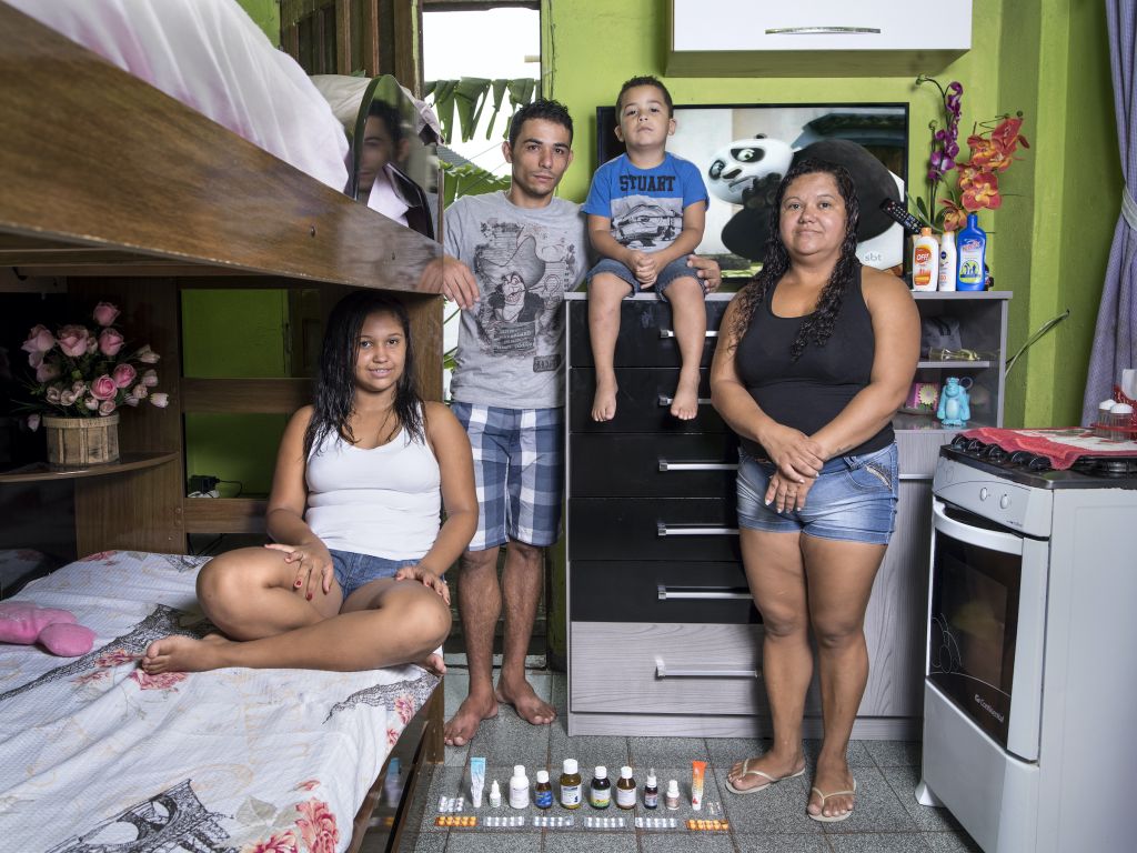 La pharmacie d’Ana Cristina, 33 ans, et Leonardo de Andrade Bernardo, 24 ans, est particulièrement discrète, même étalée au milieu de la pièce unique de leur logement de la favela Vidigal à Rio de Janeiro, au Brésil. Bien que la population bénéficie d’une couverture de santé universelle, plus de 7 % des Brésiliens n’ont toujours pas accès aux médicaments de base, et seuls 9 % des dépenses pharmaceutiques sont pris en charge par l’état, selon une étude de 2023 parue dans The Lancet. Le pays subit par ailleurs une forte augmentation de l’obésité. D’ici les vingt prochaines années, la moitié des Brésiliens sera concernée par cette pathologie, et un peu plus d’un quart, par le surpoids, selon les épidémiologistes. Ce fléau de santé publique devrait entraîner un cortège de maux associés, notamment 1,2 million de morts supplémentaires dues à des maladies cardiovasculaires et à des diabètes.