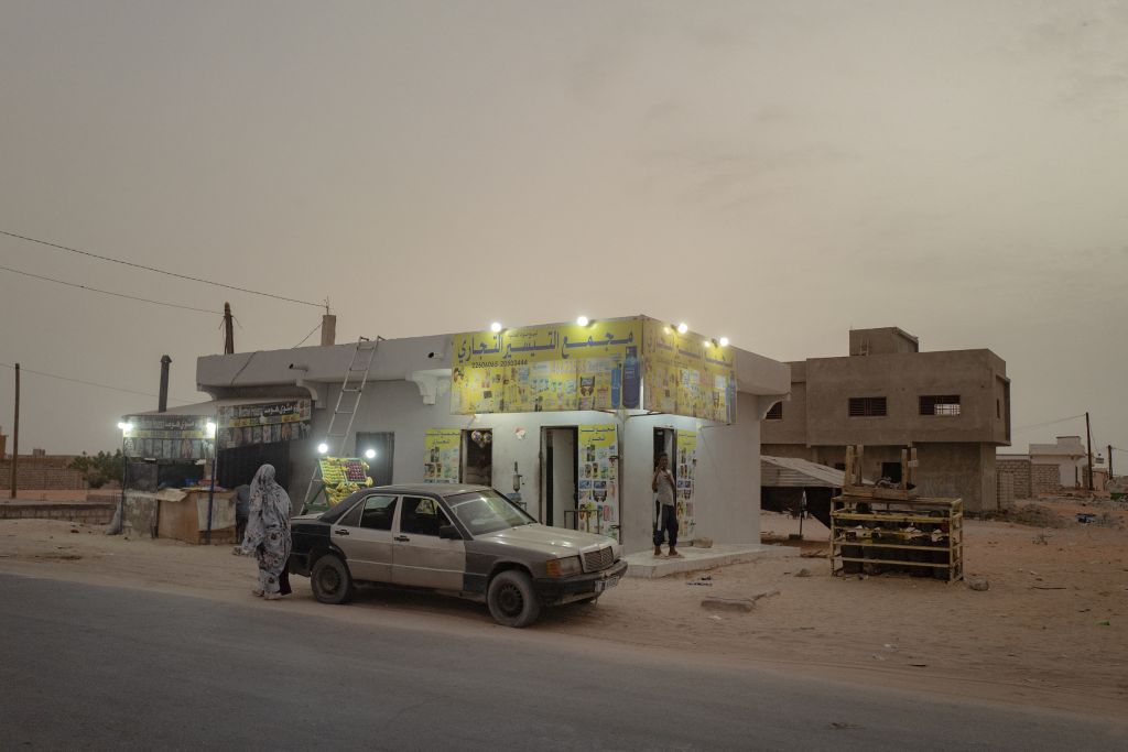 Bien que la capitale mauritanienne possède ses lignes de bus, il est impossible de se passer de la voiture. Insuffisants, les bus publics sont suppléés par la 190, qui, à en croire le photographe, est bien le véhicule officieux le plus utilisé pour le transport collectif. « On en voit souvent passer avec six ou sept personnes dedans. Et ces taxis ne s’arrêtent pas aux limites de la ville. Ils vous emmènent à 500 kilomètres si vous voulez. »