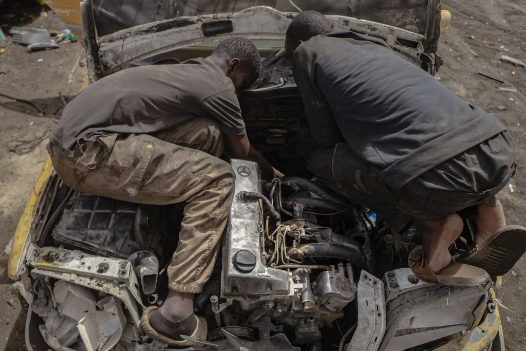 « Ceux qui choisissent la Mercedes 190 le font aussi parce qu’ils savent qu’ils pourront la garder quarante ans », explique le photographe. À Ksar, les mécanos mettent quotidiennement les mains dans des dizaines de « Baby-Benz ». Au fil des années, ils en ont tiré une connaissance intime de sa mécanique et de son fonctionnement, à laquelle s’ajoute un certain esprit de débrouille. « J’ai vu un garagiste tendre une chaîne de distribution avec un bout de bois coincé au fond du moteur, pour qu’elle reste en tension. » « Cela ne tombera pas », ont promis les docteurs ès Mercedes.