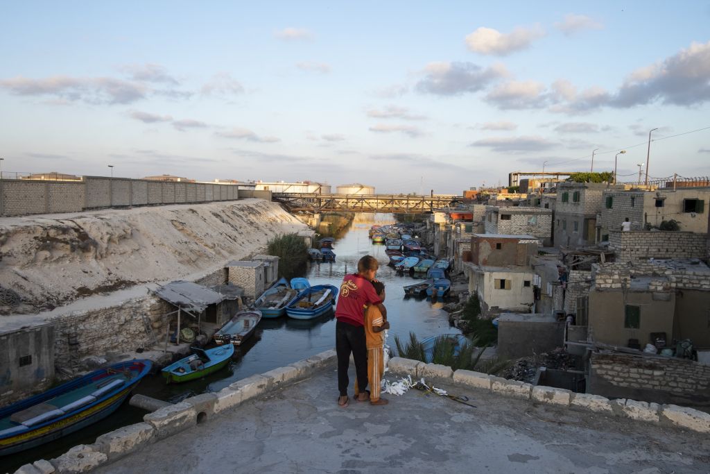 Le long du canal de Mahmoudiya s’alignaient en rang d’oignon les habitations traditionnelles des familles d’El-Max. Cette voie d’eau a été percée en 1820 pour relier Alexandrie au Nil, situé à quelque 70 kilomètres de là. Y passaient les bateaux bleu turquoise des pêcheurs qui constituent le décor de carte postale de cette communauté construite autour du commerce de poissons. « Quand les habitants ont su que leur village allait être démoli et qu’ils devraient s’installer ailleurs, a constaté le photographe qui est régulièrement revenu à El-Max entre 2016 et aujourd’hui, ce n’était pas que leurs maisons qu’ils perdaient mais aussi leur identité de pêcheurs. »