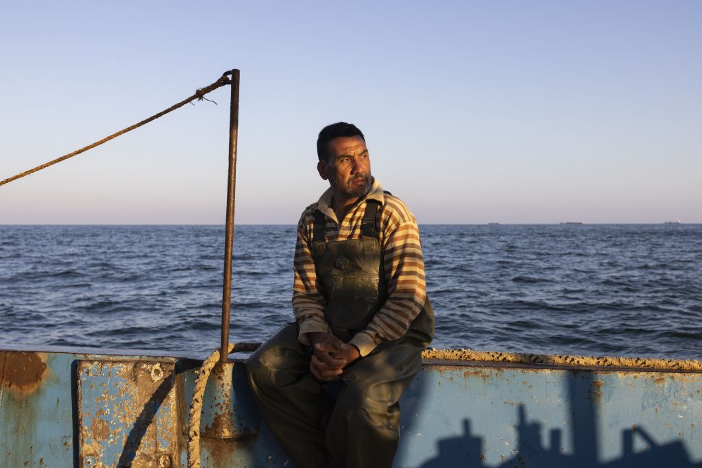 Après l’annonce en 2016 de la future démolition pour une date indéterminée, les habitants d’El-Max ont passé quatre années sans nouvelles ni certitude, dans l’antichambre des bulldozers du régime. Le photographe a voulu retranscrire « cette attente et l’atmosphère de tension qui régnait » au sein de ces familles avant leur dépossession. À l’arrivée, son travail a pris la forme d’un site internet interactif. Ahmad a décidé quant à lui de partir sans attendre cette échéance, tout en continuant à travailler avec la famille Hamdy.