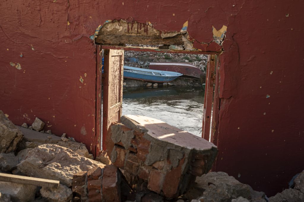 Les bulldozers sont arrivés en 2020. 228 maisons ont été rasées le long du canal et 1 500 familles contraintes de quitter les lieux. Le gouvernement égyptien a alors avancé le motif de protection des habitants contre les inondations liées à la hausse du niveau de la mer. Le delta du Nil est de fait en première ligne de la montée des eaux due au réchauffement climatique : dans le scénario le plus pessimiste du GIEC – une augmentation de 4 degrés d’ici à 2100, la ville d’Alexandrie serait même purement et simplement engloutie.