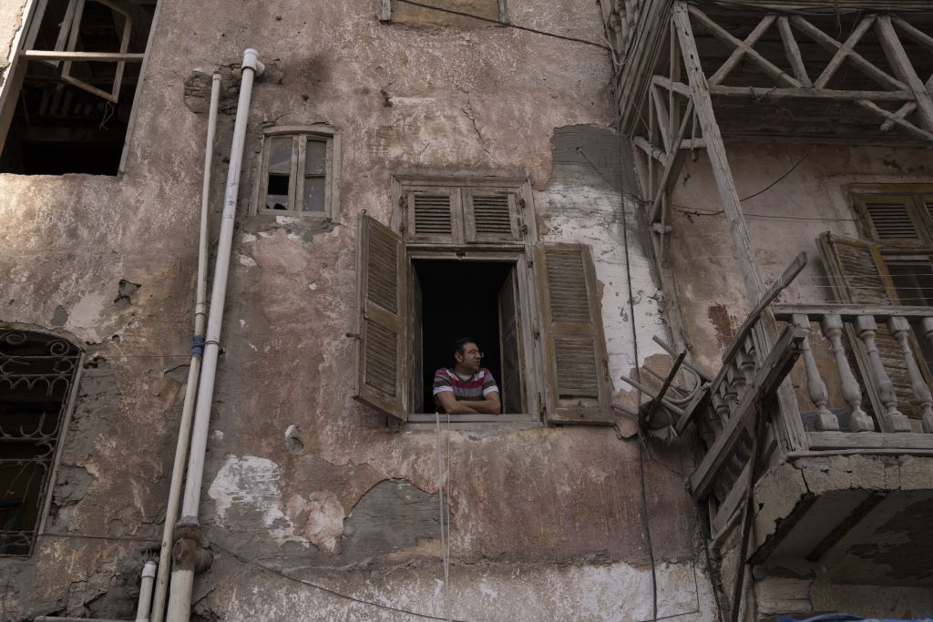 Depuis la fenêtre de sa maison face au canal d’El-Max, Tamer el-Tabakh a assisté à la démolition des habitations de ses voisins. Dans sa lettre remise au photographe, l’histoire d’El-Max est d’abord pour lui celle « du rivage avec la plus grande concentration d’iode au monde. » « J’ai vécu ici, comme d’autres générations avant moi dont vous n’entendrez l’histoire qu’en respirant cet air iodé qui plonge au plus profond de votre cœur », écrit-il. Au-delà de la réponse à la montée des eaux, la destruction de la zone a également été actée pour permettre l’avancée du « Great Alexandria Port 2035 », projet qui ambitionne de réunir les deux ports de Dekheila et d’Alexandrie en une seule gigantesque zone portuaire de 344 000 mètres carrés. Le petit village se trouvait sur la route d’un tel monstre.