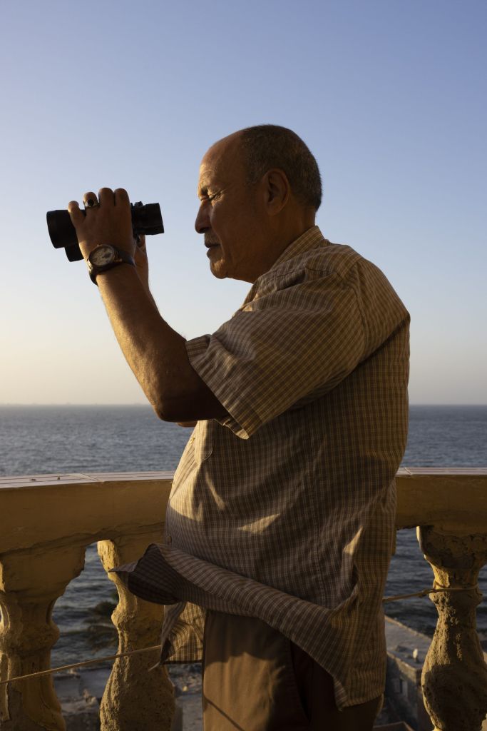 Depuis ce poste d’observation, il était jadis possible de pêcher directement dans la mer, aime se souvenir Atef, photographe originaire d’El-Max, aujourd’hui âgé de 71 ans. Les rejets chimiques des usines alentour ont changé la donne, selon Mohamed Mahdy. Atef, qui a rassemblé de nombreuses images d’archives d’El-Max tout au long de sa vie, les a transmises au photographe. Sa lettre raconte l’histoire du village : « Auparavant, El-Max était divisé en deux secteurs. Le premier était occupé par les pêcheurs qui vivaient de la mer et des bateaux. Le second était fait de populations diplômées qui travaillaient dans les entreprises de pétrole, de ciment, de chimie et de sel alentour. »