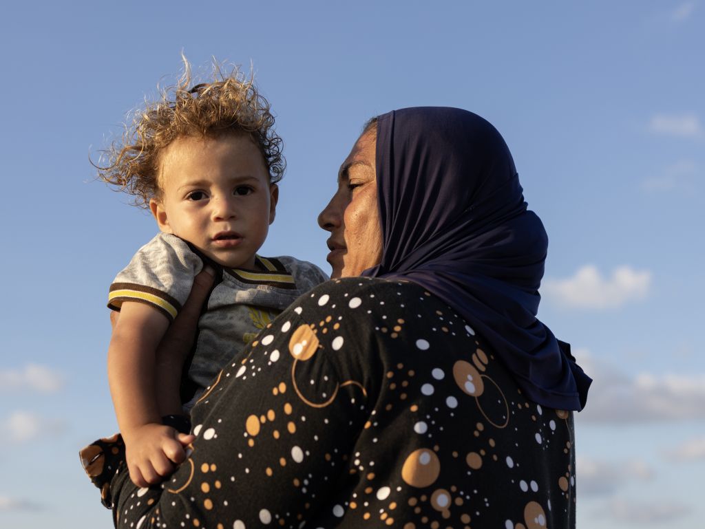 Hend est la seule femme d’El-Max à exercer le métier de pêcheuse, affirme le photographe. Elle en tire une grande fierté dont témoigne sa lettre. « J’ai commencé à pêcher quand j’avais 7 ans. [...] Au travail, j’étais traitée comme une égale. Depuis mon passage dans la profession, dès qu’un pêcheur travaille mal, on le réprimande en disant qu’une femme travaillait mieux que lui. [...] J’ai arrêté ce travail aujourd’hui, mais je pêche encore avec mes enfants pour m’assurer qu’ils ne seront pas balayés par les vagues. »