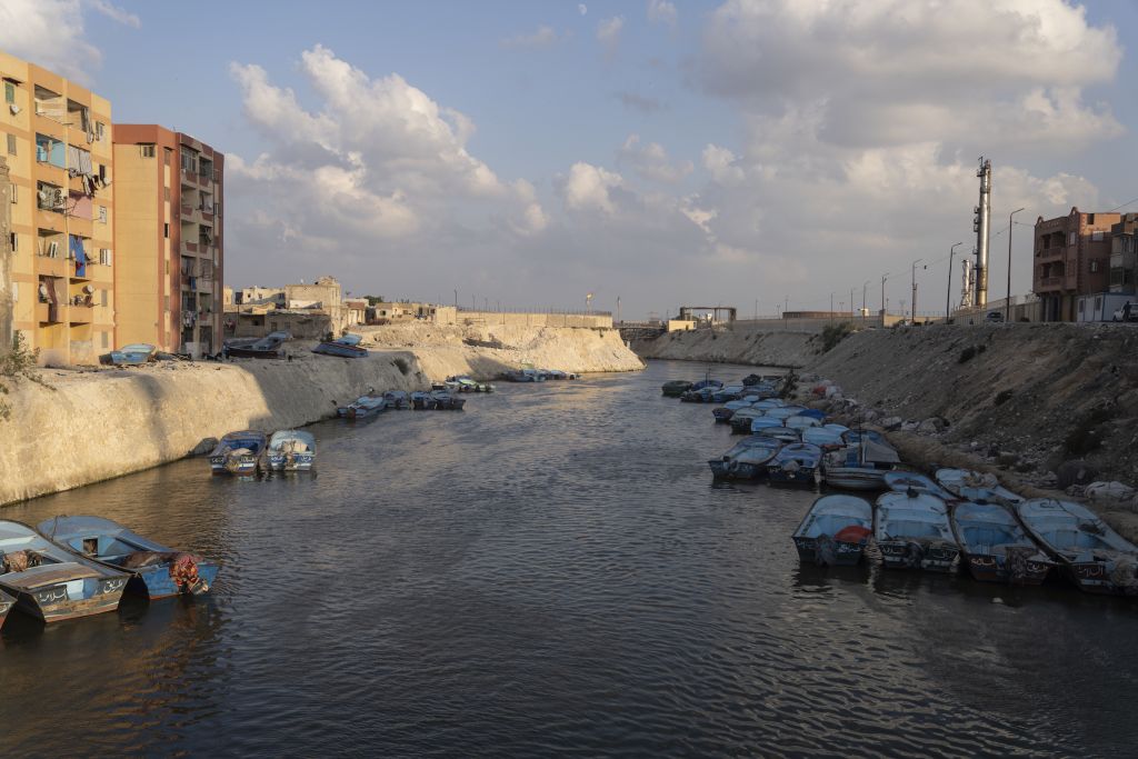 Avant l’arrivée des bulldozers, le canal était à cet endroit précis complétement encerclé de petites maisons dont les fondations semblaient posées sur l’eau. Les pêcheurs et leurs familles ont été relogées à quelques centaines de mètres dans des barres d’immeubles construites pour l’occasion, sur le littoral. Leurs appartements font en moyenne soixante mètres carrés alors que les maisons détruites faisaient souvent au moins le double. Surtout, ces exilés hier propriétaires doivent désormais s’acquitter d’un loyer de 750 livres (environ 13 euros).