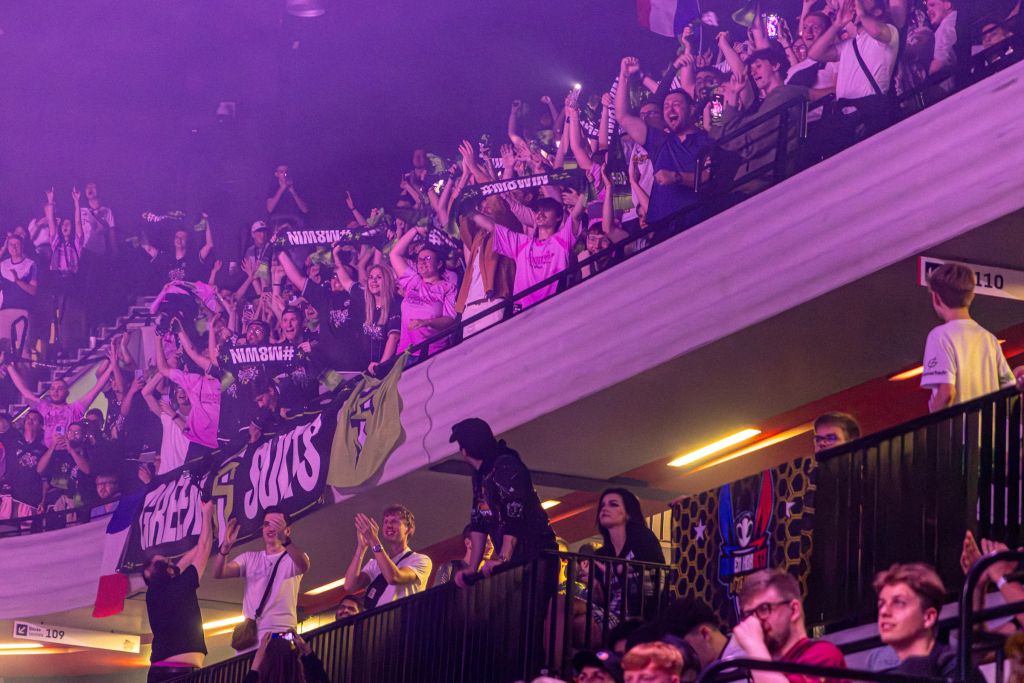 Dans les tribunes, les supporters du club Gentle Mates s’époumonent devant leurs joueurs victorieux. Ils sont des centaines à avoir fait le déplacement depuis la France pour assister aux matchs de leur équipe de cœur. Leur passion représente un investissement, car au prix du voyage à Londres et du logement s’ajoute celui du billet, entre 50 et 100 euros selon le placement. Le parcours victorieux de leurs champions sera malheureusement interrompu en demi-finale par l’équipe saoudienne Team Falcons.