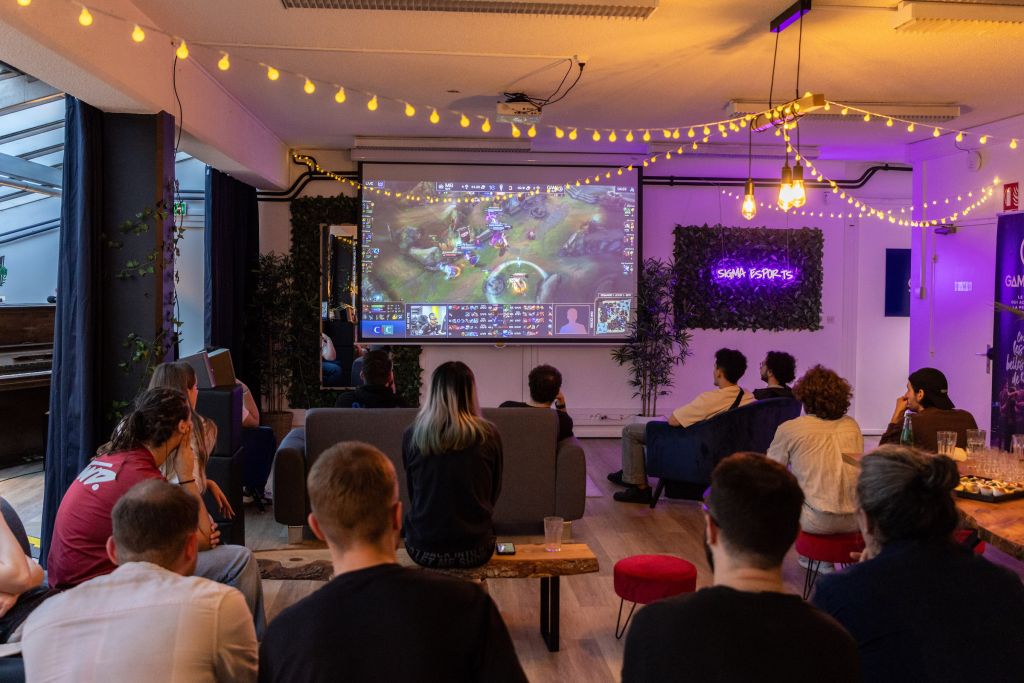 À l’occasion de la reprise du championnat, GameWard organise une « viewing party » : un visionnage auquel fans et amis sont invités. L’événement est organisé grâce au partenariat avec la mairie de Boulogne-Billancourt et le Crédit agricole. Contrairement à leurs homologues du sport traditionnel, les clubs d’esport ne touchent pas de droits télévisés sur la diffusion des matchs et dépendent donc des sponsors pour leur équilibre budgétaire. Ce jour-là, GameWard a subi une cuisante défaite contre Gentle Mates, le club fondé en 2023 par la superstar d’Internet Lucas Hauchard, dit Squeezie.