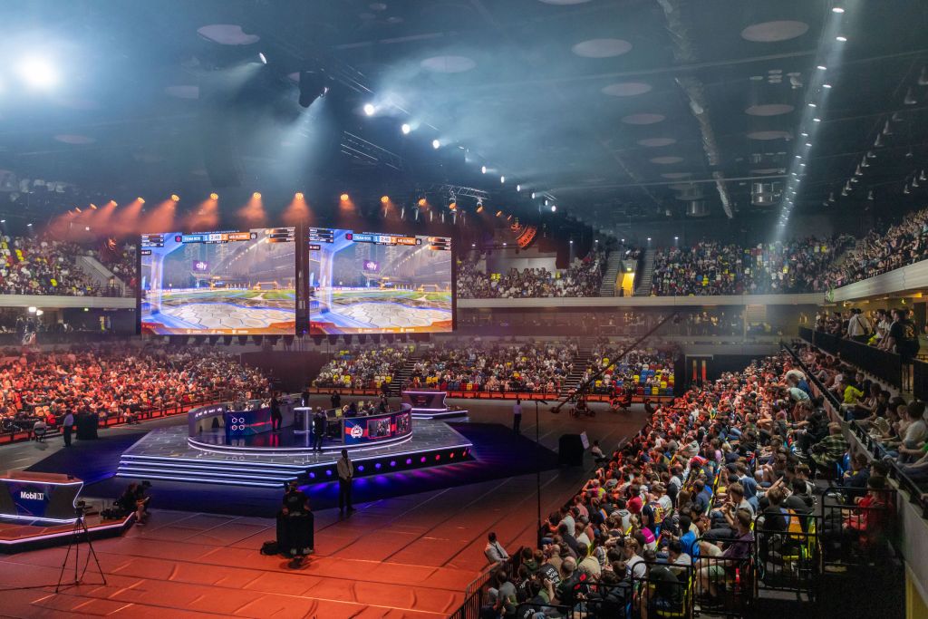 Construite en 2012 à Londres en prévision des Jeux olympiques, la Copper Box Arena a été initialement conçue pour accueillir des compétitions d’escrime ou de handball. Ce 20 juin 2024, ce sont des joueurs professionnels de Rocket League qui s’y livrent bataille sous les encouragements des 7 000 spectateurs.