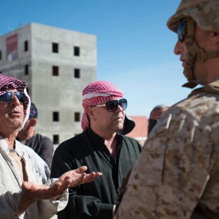soldat américain négociant avec des figurants