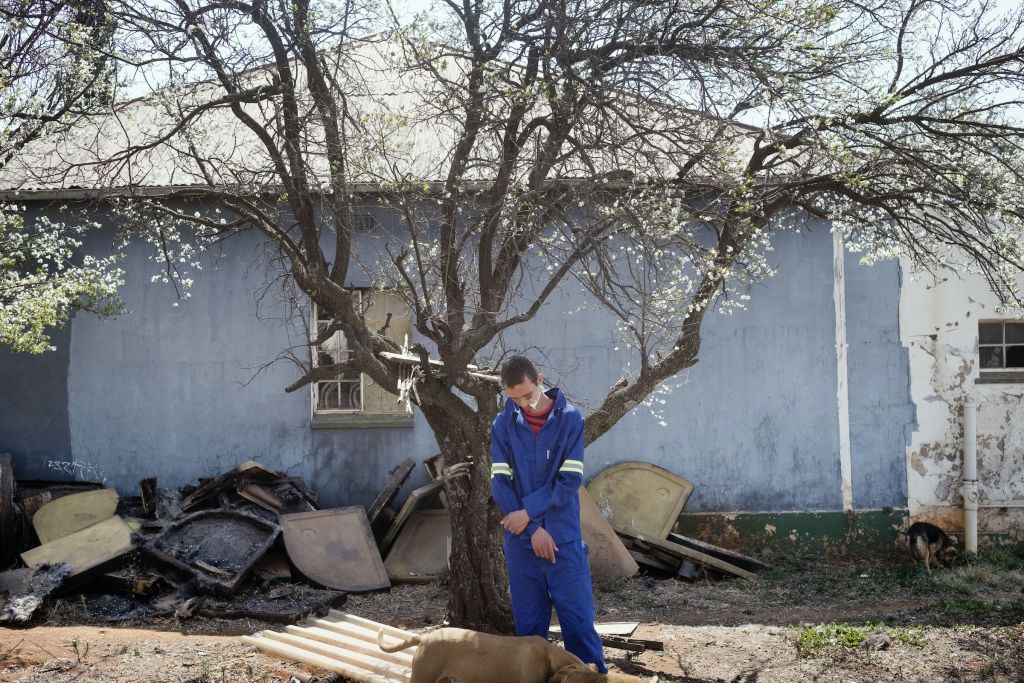 Après la fin de l’apartheid en 1991, les mines de dolomie qui permettaient aux Afrikaners de prospérer ont été privatisées, et la mondialisation a conduit plusieurs usines à fermer. Le niveau de vie des habitants a alors baissé drastiquement. Morne est l’un des premiers garçons que Lindokuhle Sobekwa a rencontrés à Daleside. « Je l’ai vu grandir. Aux dernières nouvelles, il répare des objets dans une ferme. Beaucoup de gens font ça maintenant. » Selon l’institut national des statistiques, le taux de chômage en Afrique du Sud – l’un des taux les plus élevés au monde – dépasse les 33% en 2024. En prenant en compte les personnes ayant abandonné toute recherche d’emploi, le chiffre grimpe au-delà de 42%.