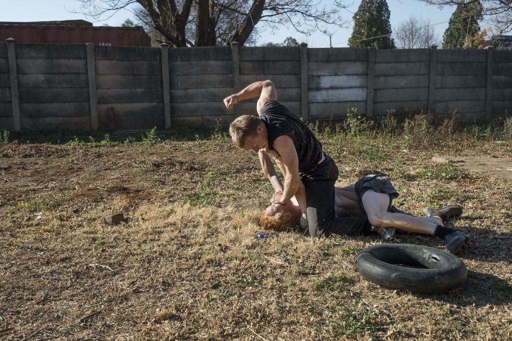 Quelques heures après avoir pris le couple en photo, Lindokuhle Sobekwa est témoin d’une violente bagarre durant l’anniversaire auquel il assiste. « Alors que la fête battait son plein, un garçon est arrivé ivre. Son frère aîné n’a pas apprécié. Pendant dix minutes ils se sont battus, j’ai cru qu’ils allaient se tuer. Ici, l’alcool est un vrai problème. »