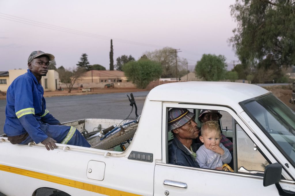 La pauvreté n’empêche pas les Blancs de continuer à employer les Noirs dans les exploitations agricoles qu’ils possèdent encore en masse. Cette photo a été captée au vol : Lindokuhle Sobekwa a eu à peine le temps de demander à ces personnes d’où elles venaient. « Ils m’ont expliqué que l’enfant était celui de leur boss, le propriétaire des terres où ils travaillaient. Ils allaient faire des courses au supermarché pour lui. » Il y a trois ans, le président sud-africain, Cyril Ramaphosa (ANC), a proposé une loi visant à rétablir une certaine égalité entre Blancs et Noirs. Elle prévoyait l’expropriation par l’État de terres détenues en majorité par les Sud-Africains blancs au profit de la population noire, et ce, sans indemnisation. N’ayant pas atteint les deux tiers requis, la proposition a été rejetée. En 2022, les Noirs ne détiendraient que 16,6 millions d’hectares de terres agricoles, sur les 77,6 millions existants.