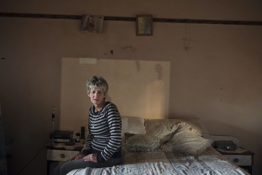 Quand Lindokuhle Sobekwa rencontre la famille de Dominique, la fillette et son frère sont les seuls à accepter d’être pris en photo. Mais le photographe ne perd pas espoir. En 2018, il fait le portrait de la grand-mère. « La famille nous a montré ses archives. Grâce à leurs albums photos, on a pu se rendre compte à quel point la zone a changé, les maisons se sont dégradées… Quand j’étais petit et que je voyais ma mère travailler là-bas, je pensais que cette communauté était bien lotie, mais en y retournant je me suis rendu compte qu’elle avait complètement décliné. »