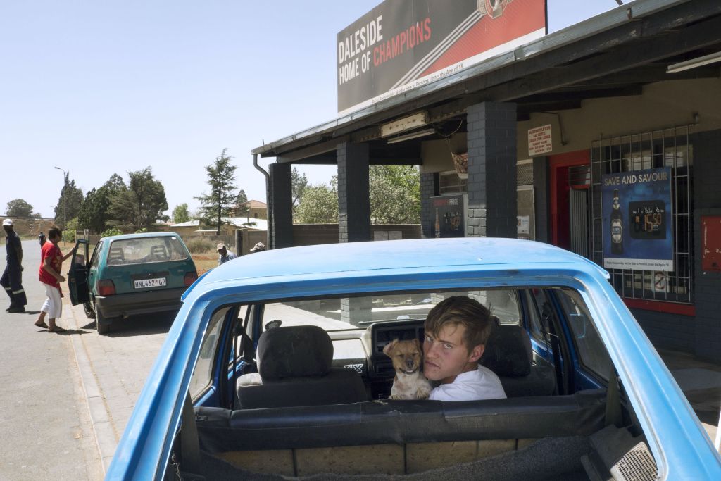 La supérette Home of Champions est l’un des endroits où Lindokuhle Sobekwa a passé le plus de temps pour rencontrer du monde. Autrefois vivante, la ville n’a plus que deux points de rendez-vous : ce magasin et l’église. « Quand j’étais petit, il y avait un cirque mais il est parti depuis longtemps », se souvient le photographe dont la mère travaillait comme femme de ménage à Daleside. D’autres banlieues à majorité blanche de Johannesburg comme Bertrams sont dans la même situation de paupérisation.