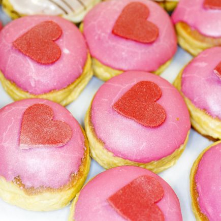 des gâteaux roses avec un cœur rouge