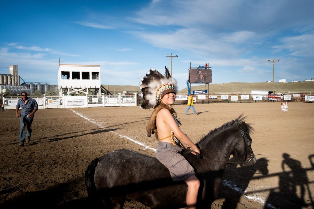 jeune Améridien sur un poney lors d’un tournoi d’indian relay